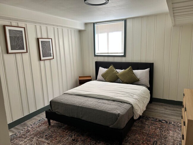 Building Photo - garden level one bedroom apartment