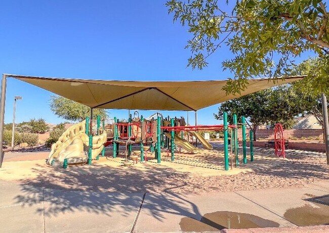 Building Photo - 2949 E Crescent Way