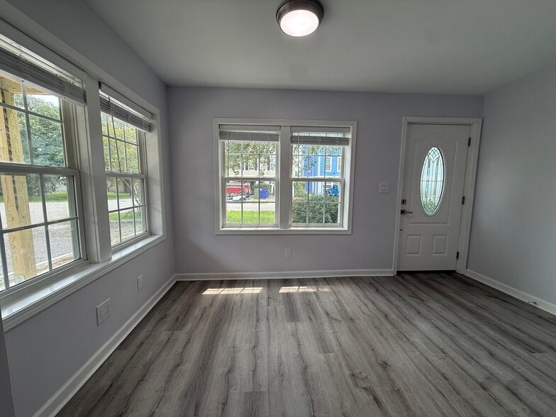 Building Photo - 120 N Pinewood Dr