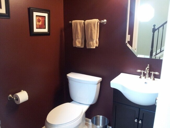 Building Photo - Lakemoor 2 Bedroom 2.5 Townhome Available!