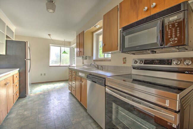 Building Photo - West Olympia 2bd 1 bath Cottage Rambler with Garden Space