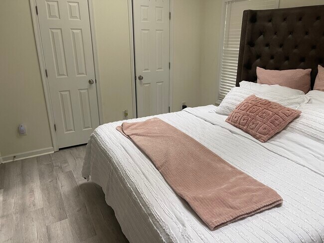 Building Photo - 8550 Tidewater Dr