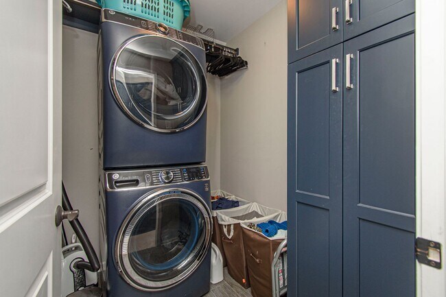 Building Photo - Spacious Home with Hot Tub, Fenced Yard an...