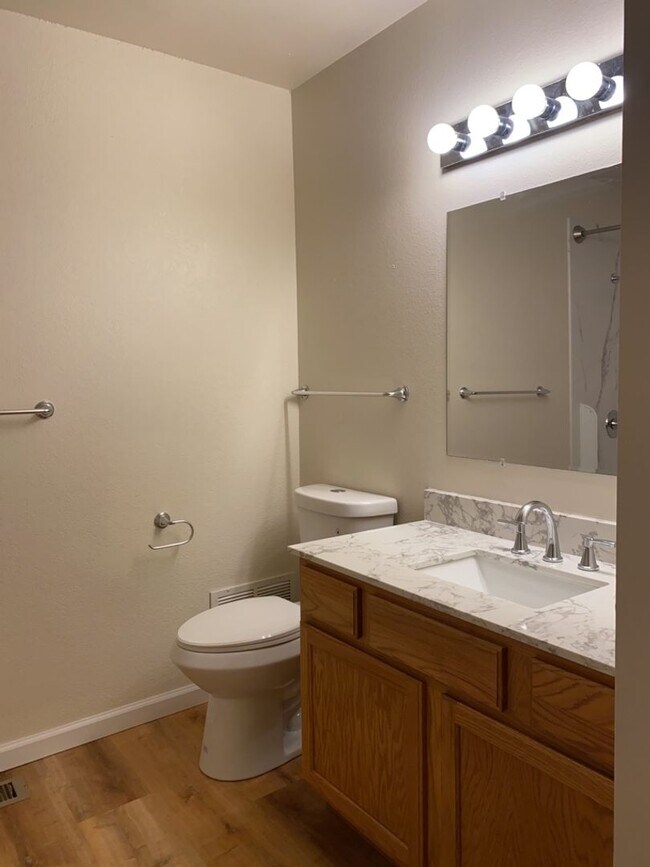 Building Photo - Spacious West-Side Tri-Level Home