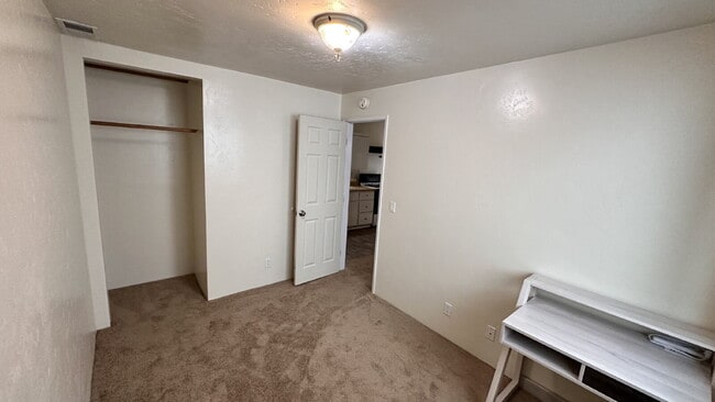 Building Photo - Cozy 2-Bedroom Retreat, Perfect for Mounta...