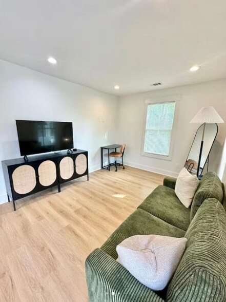 Building Photo - 1313 Live Oak St