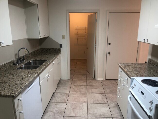 Building Photo - 412 Hampton Ct