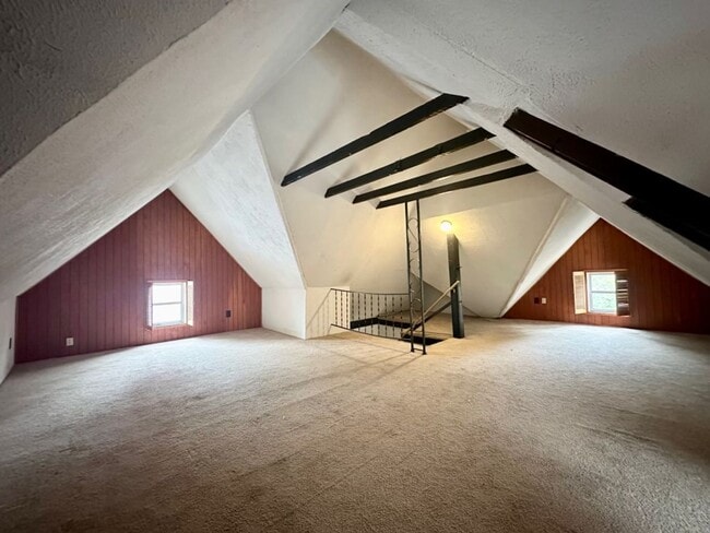 Building Photo - Beautiful 4 bedroom duplex!