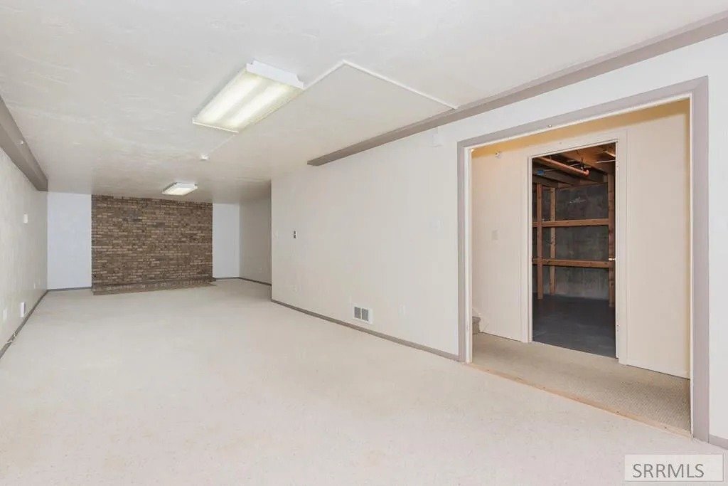 Building Photo - 679 Troy Ave W