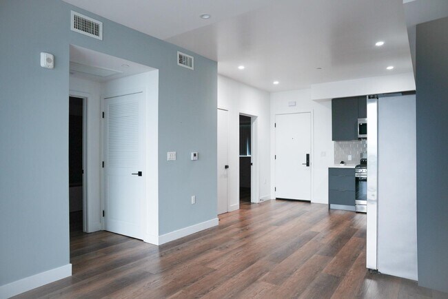 Building Photo - 8940 Reseda Blvd