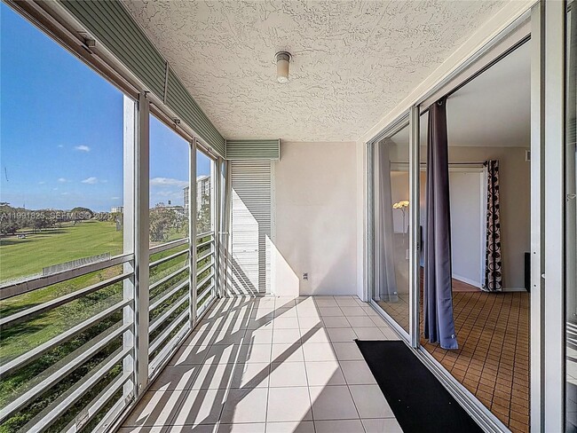 Building Photo - 605 Oaks Dr