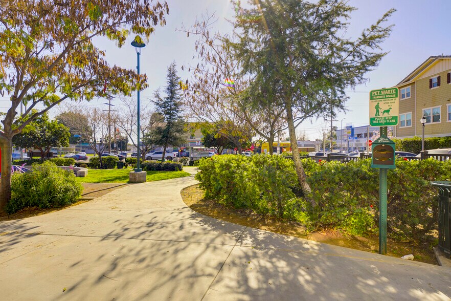 Building Photo - 14121 W Oak Ln