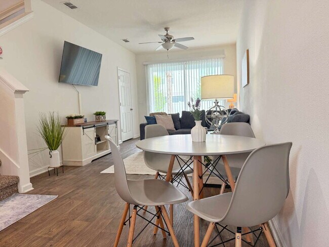 Building Photo - Furnished Townhome conveniently located!