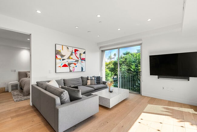 Building Photo - 855 N Croft Ave