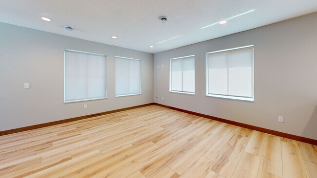 Building Photo - 869 19th Ave SE