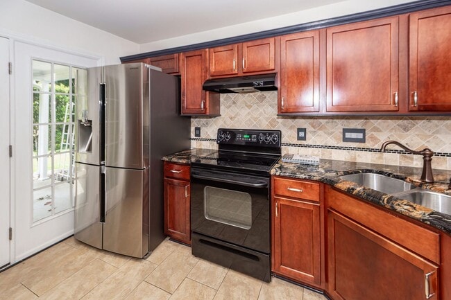 Building Photo - 3 Bedroom 3 Bath Townhome in Persimmon Hil...