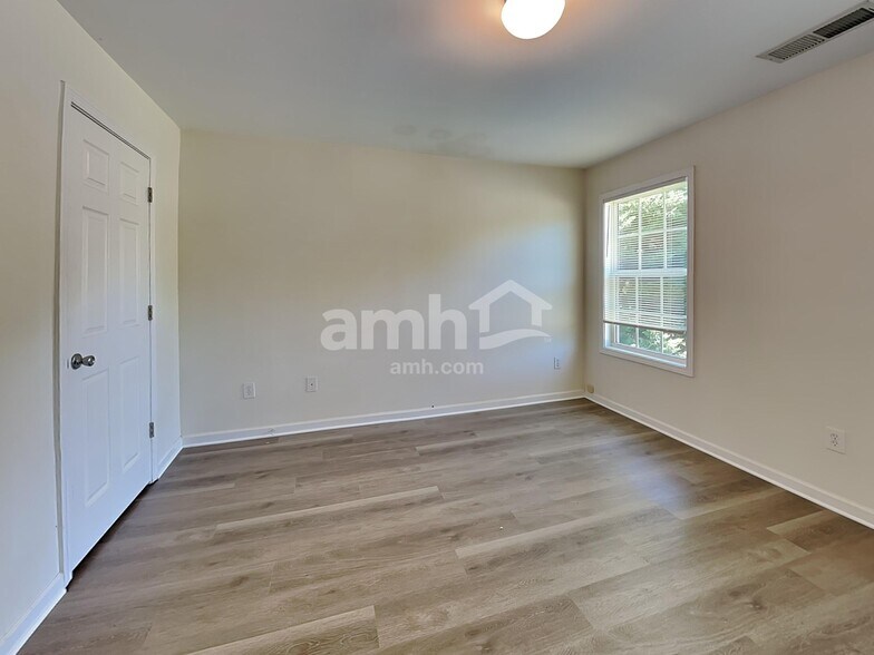 Building Photo - 35 Hampton Pl