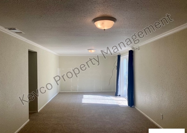 Building Photo - 1400 Hillcrest Dr