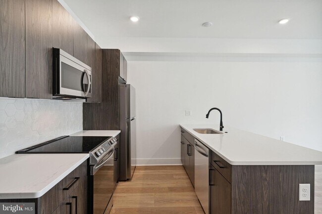 Building Photo - 1419 W Grange Ave