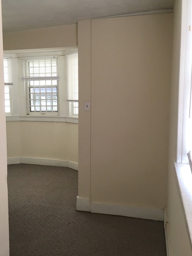 Building Photo - 1 Bedroom Apartment Downtown - Parking & ALL UTILITIES INCLUDED!