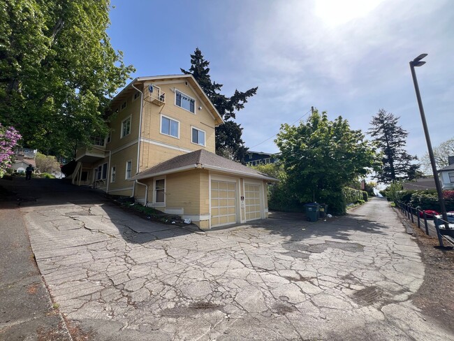 Building Photo - Studio apartment near WWU!