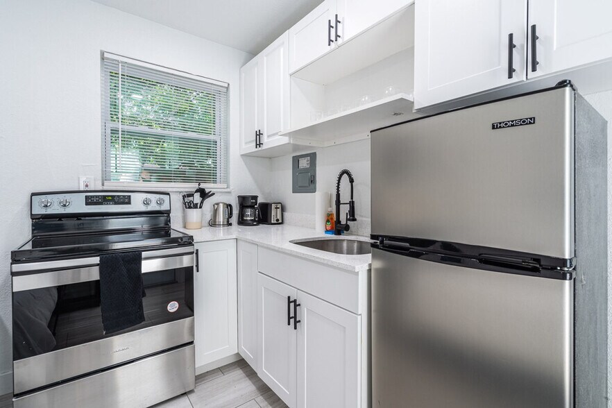 Building Photo - 975-977-977 SW 10th St