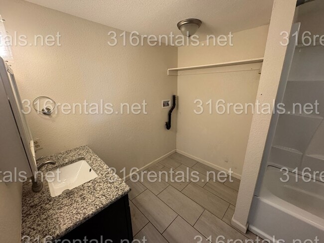 Building Photo - $950- 3 bed 1 bath - Single Family Home