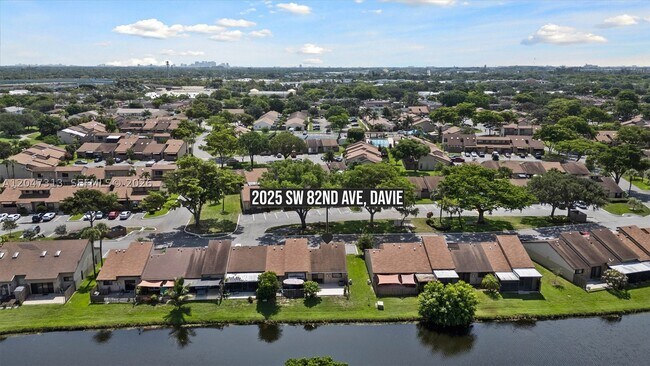 Building Photo - 2025 SW 82nd Ave