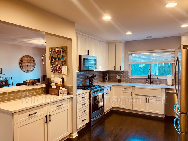 Building Photo - 14505 Shadywood Dr