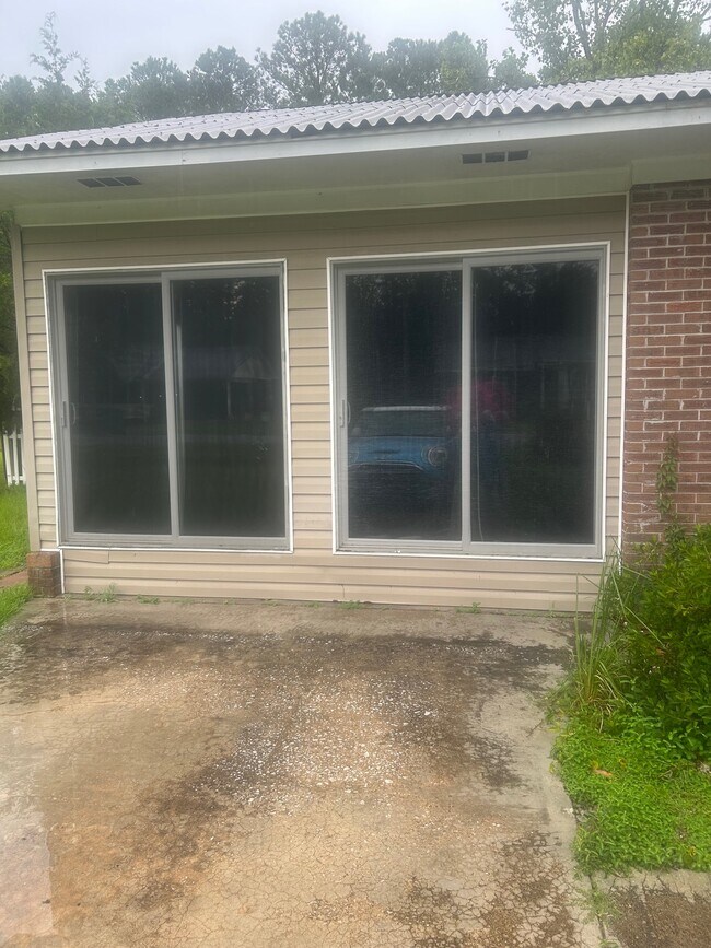 Building Photo - 3582 Greenwood Dr
