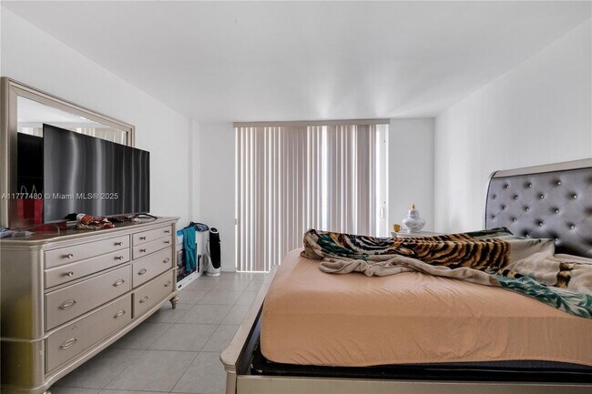 Building Photo - 1351 NE Miami Gardens Dr