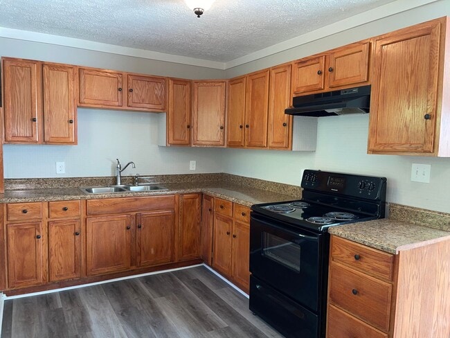 Building Photo - Renovated 3 Bed/1 Bath Ranch