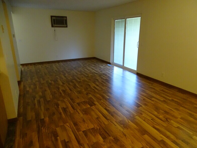 Living area - 1405 Moreland St