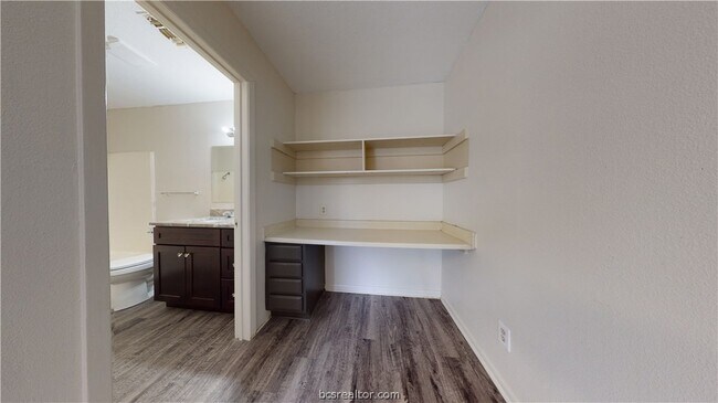 Building Photo - 725 Peppertree Dr