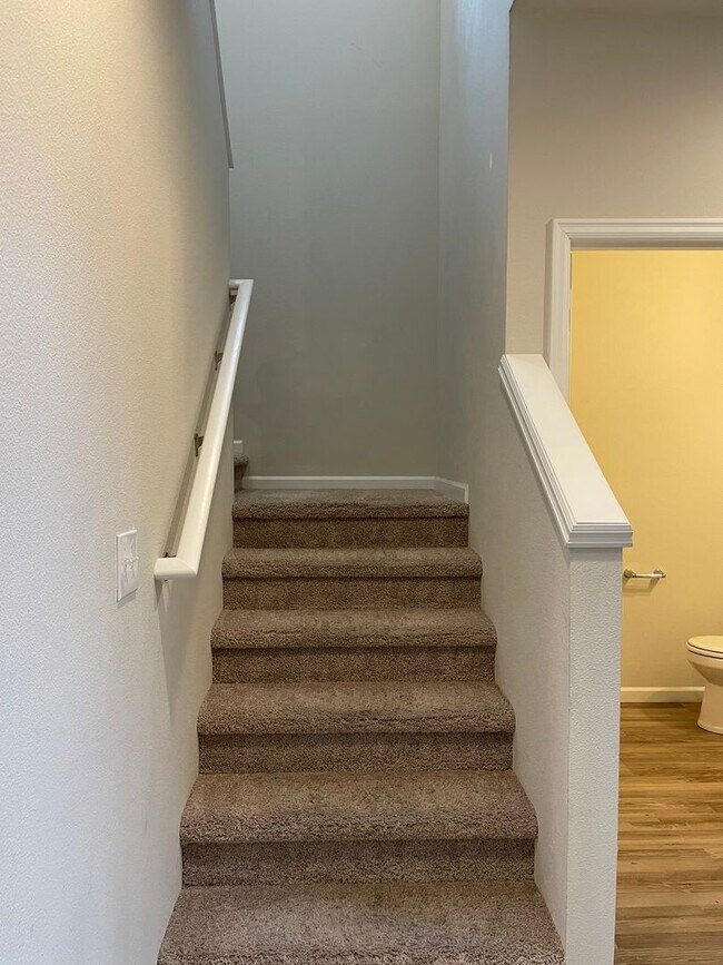 Building Photo - Beautiful 4 Bedroom 2.5 Bath Home Located ...