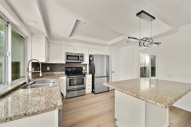 Building Photo - 3219 The Highlands Dr