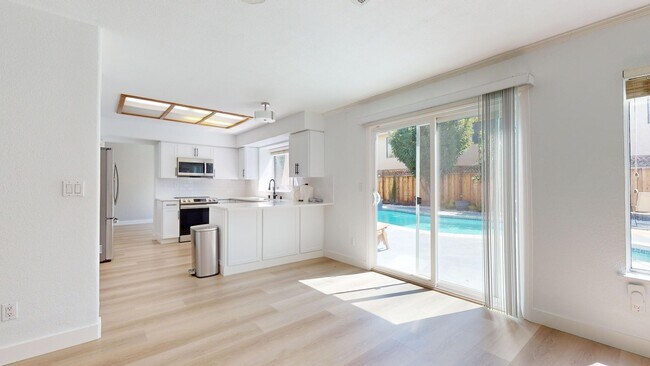 Building Photo - 490 Silvertail Pl