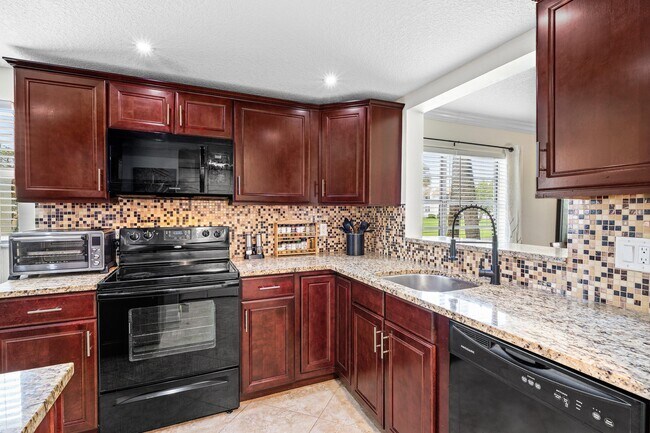 Building Photo - 2905 SW 22nd Ave