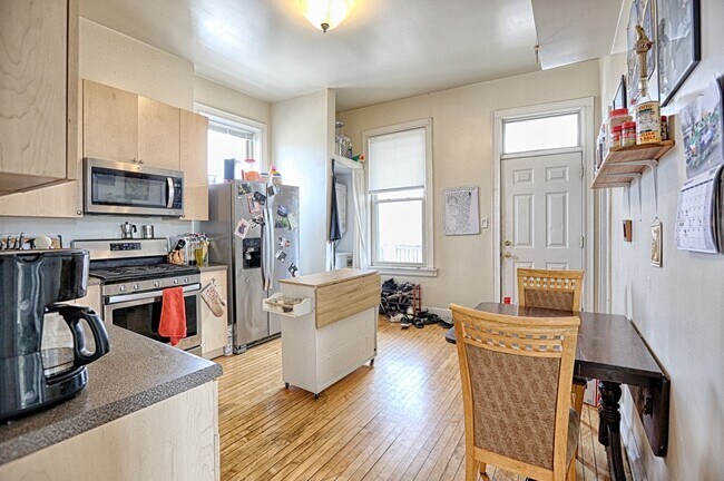 Building Photo - HUGE TOP FLOOR 3Bed/2Bath in Logan Square! In-Unit Laundry! Central Air! Large Private Deck!