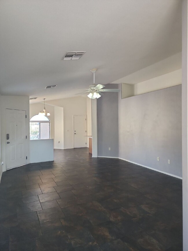 Building Photo - "Charming 3-Bedroom Oasis in Sahuarita - Spacious Living Awaits!"