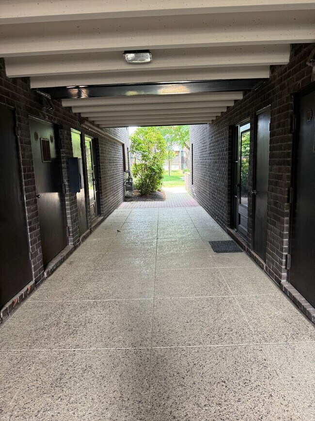 Building Photo - Chic & Comfortable 2BR/2BA Ground-Level Co...