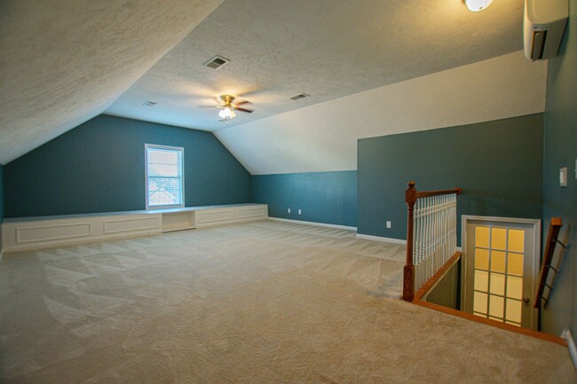 Building Photo - Pet Friendly Three Bedroom with Bonus in S...