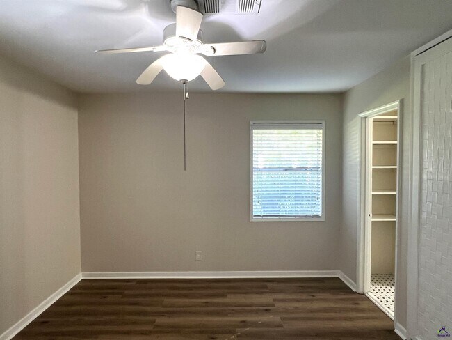 Building Photo - 4693 Twin Oak Dr