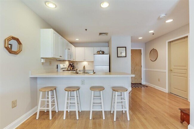 Building Photo - 711 Clinton St