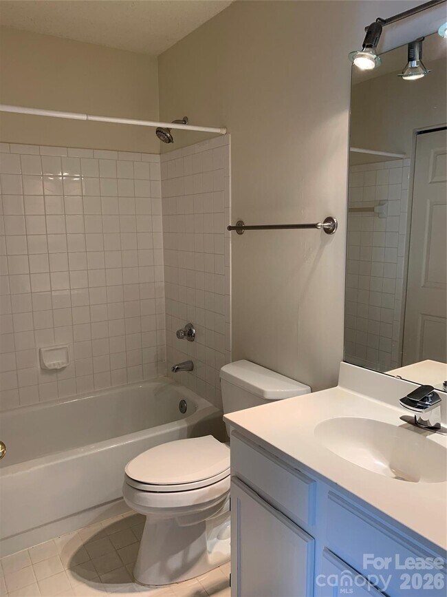 Building Photo - 912 Southwest Dr