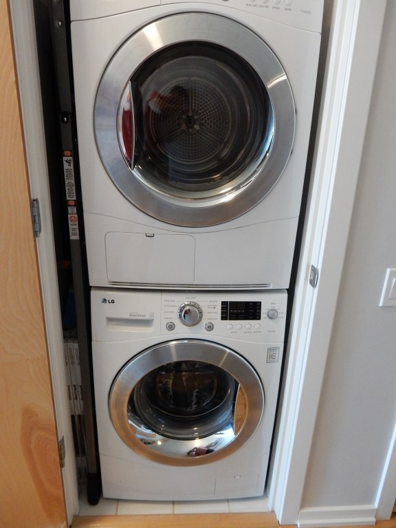 Building Photo - 1000 W Leland Ave