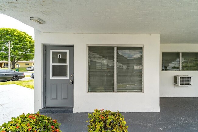Building Photo - 1241 W River Dr