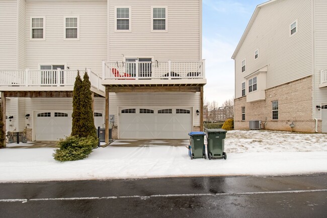 Building Photo - Beautiful 4-Bed, 3.5-Bath End Unit Townhom...