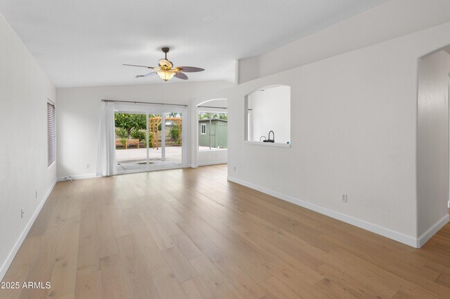 Building Photo - 3404 E Lavey Ln