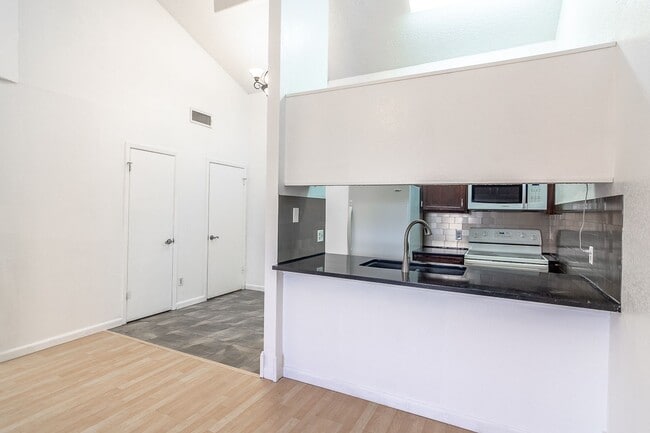 Building Photo - Pre-Leasing - Cute Charming 2-bedroom